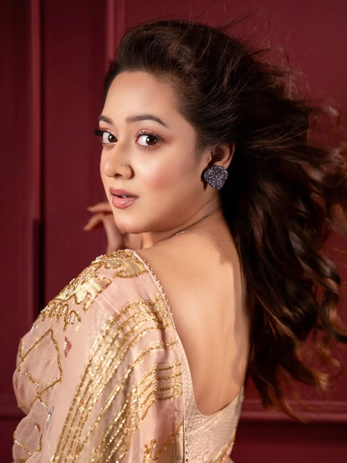 সোনালি শাড়িতে নজরকাড়া দীঘি