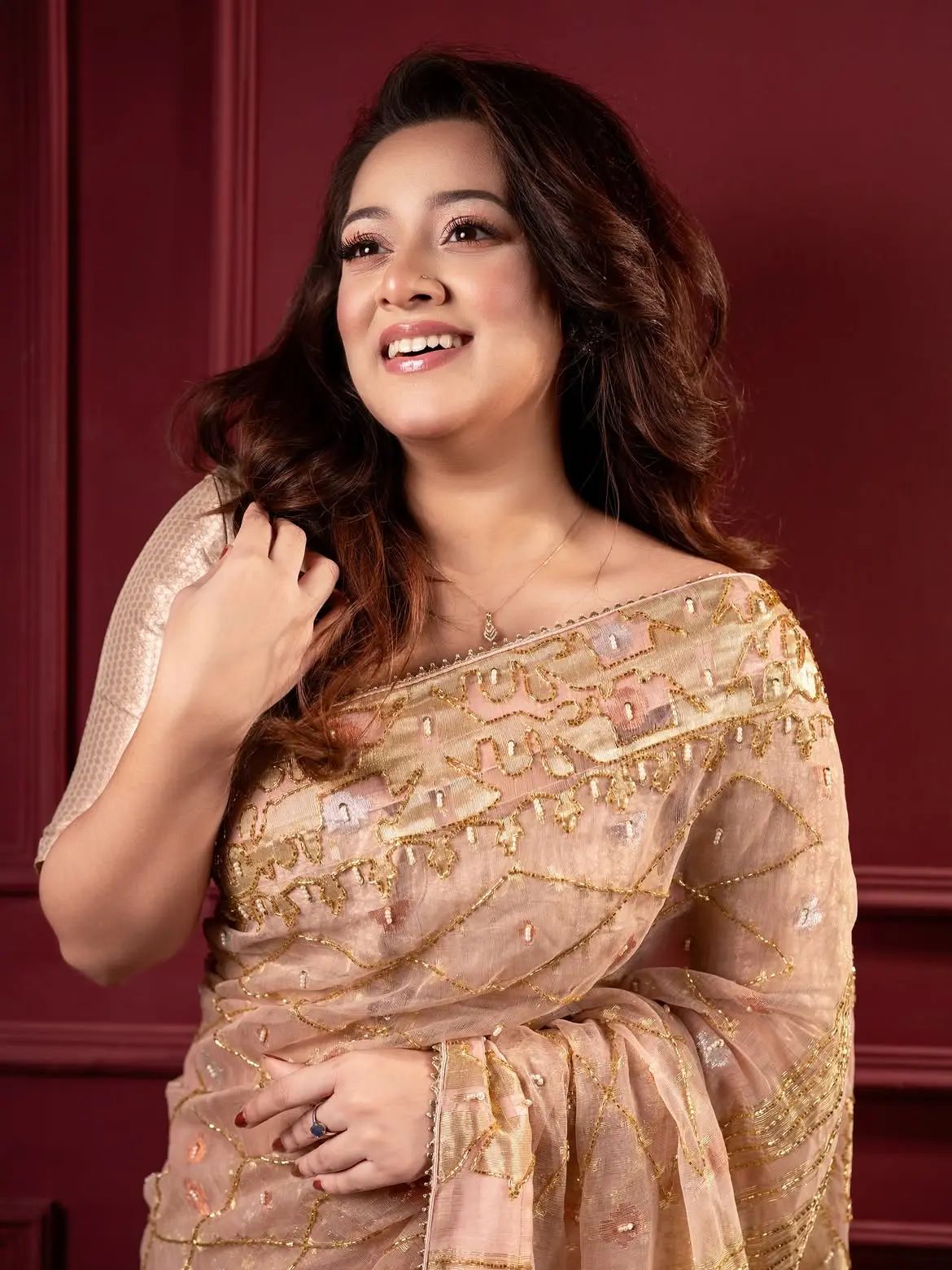 সোনালি শাড়িতে নজরকাড়া দীঘি