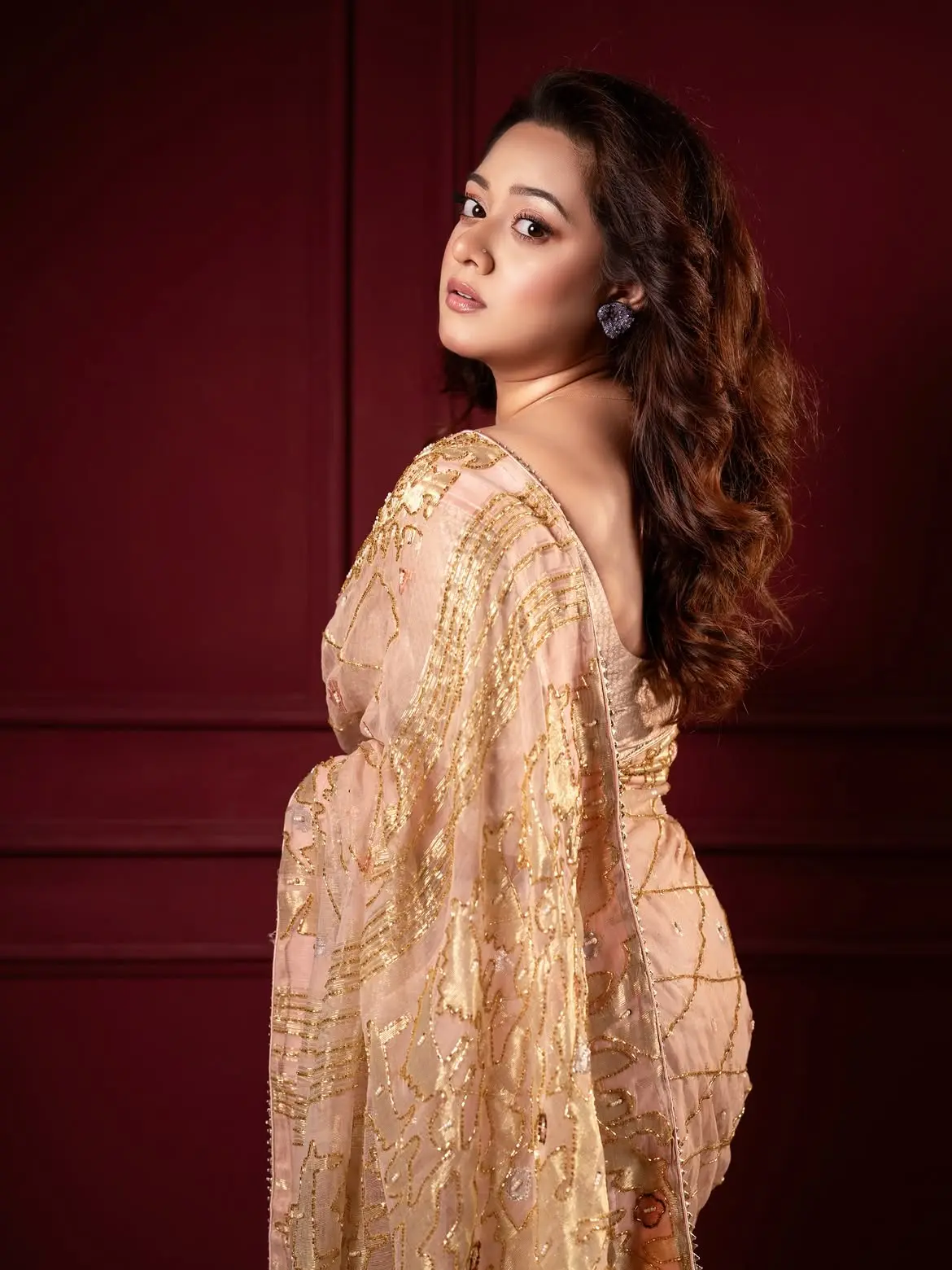 সোনালি শাড়িতে নজরকাড়া দীঘি