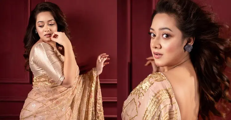 সোনালি শাড়িতে নজরকাড়া দীঘি