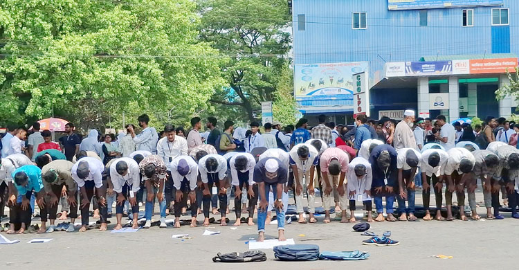 ছয় দফা দাবিতে রাজধানীর তেজগাঁওয়ের সাতরাস্তায় সড়ক অবরোধ করে বিক্ষোভ করছেন ঢাকা পলিটেকনিক ইনস্টিটিউটের শিক্ষার্থীরা