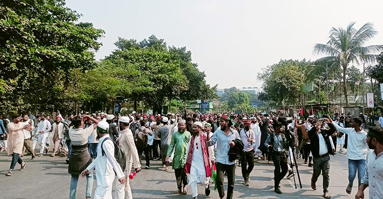 ওসমান হাদির জানাজায় অংশ নিতে দলে দলে আসছে মানুষ