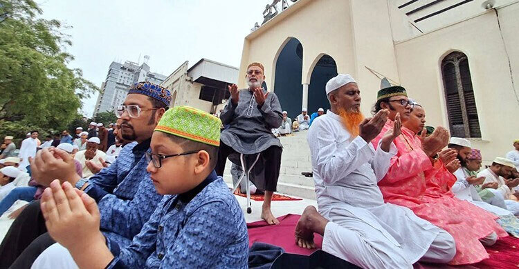 Devotees seek forgiveness, country’s welfare in Eid supplication