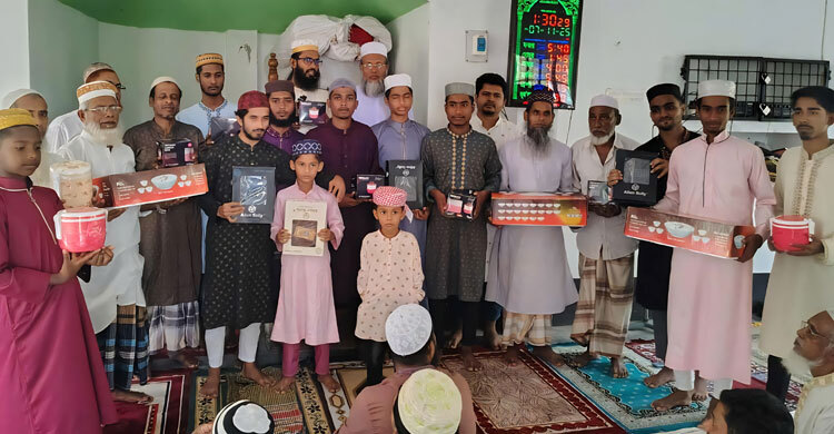 টানা ৪১ দিন জামাতে নামাজ পড়ে পুরস্কার পেলেন ২০ মুসল্লি