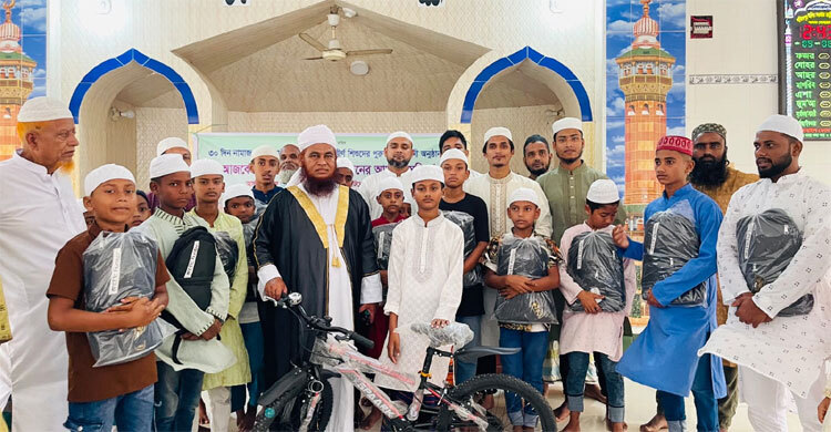 ৩০ দিন জামাতে নামাজ পড়ে পুরস্কার পেল শিশুরা
