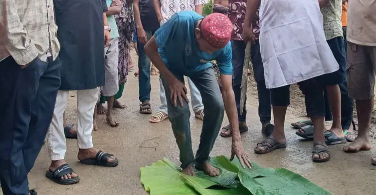 চুরির অভিযোগ, শাস্তি হিসেবে যুবককে পড়তে হলো ১০০ রাকাত নামাজ