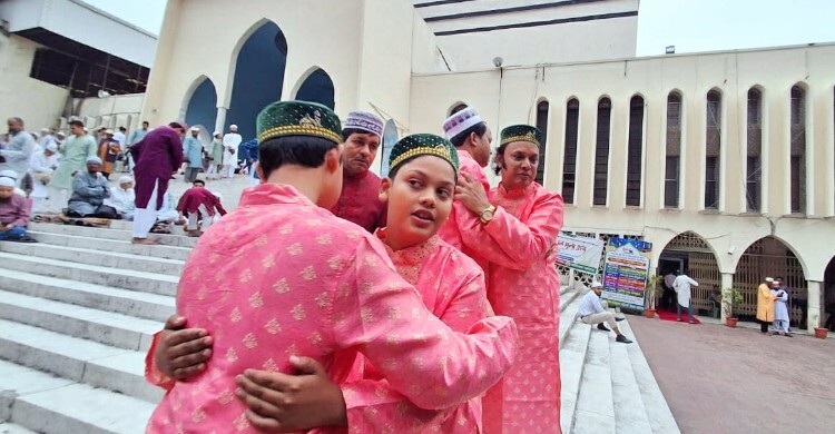 বায়তুল মোকাররমে ঈদের ৫ জামাত, মোনাজাতে বিশ্ববাসীর শান্তি কামনা