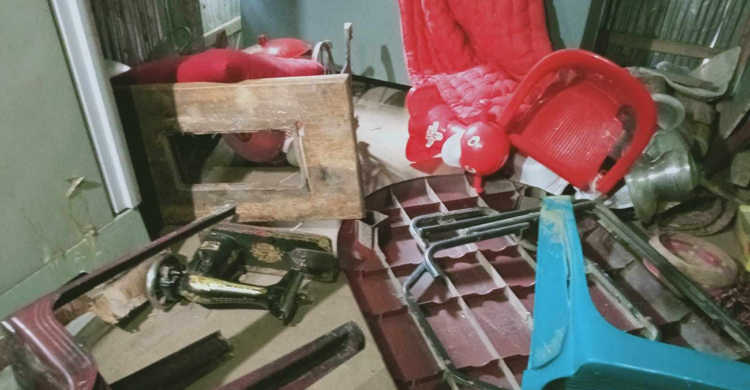 প্রেম করে কিশোর-কিশোরীর বিয়ে, পরে তালাক দেওয়ায় বাড়িতে হামলা