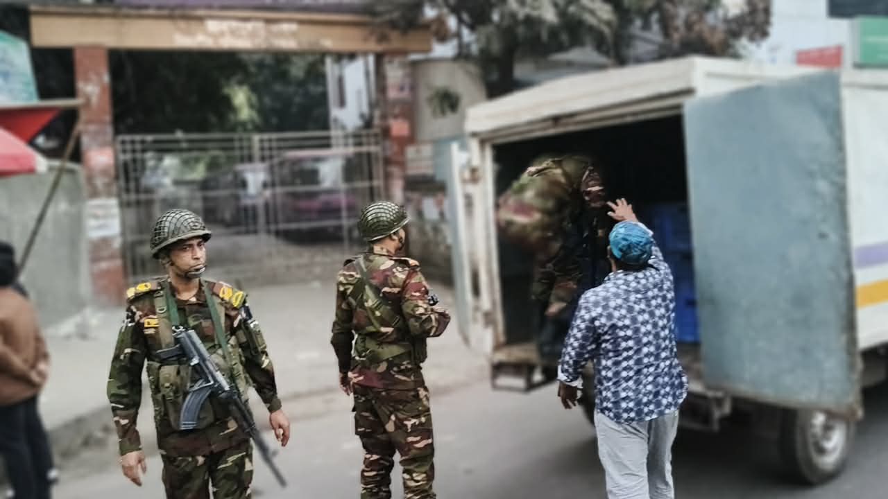 ভোটের ঘণ্টা বাজার সঙ্গে সঙ্গে কেন্দ্রে প্রস্তুতি সম্পন্ন