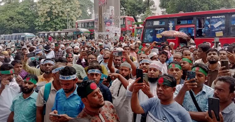 জাতীয়করণের দাবিতে প্রেস ক্লাবের সামনে জড়ো হচ্ছেন এমপিও শিক্ষকরা