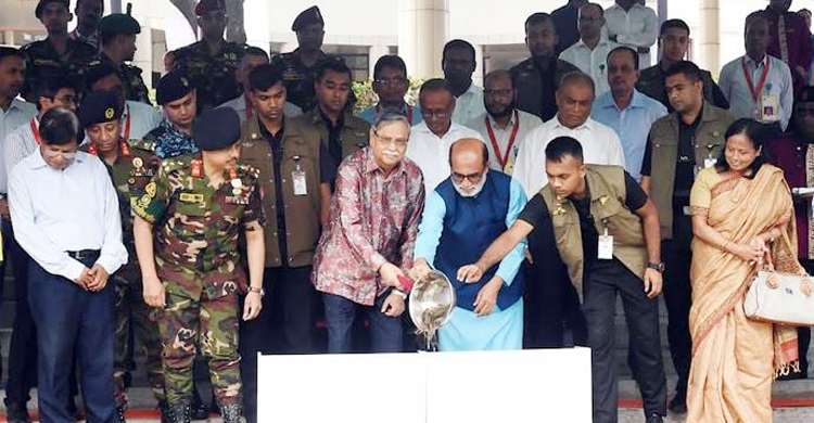 বঙ্গভবনের পুকুরে মাছের পোনা অবমুক্ত করলেন রাষ্ট্রপতি