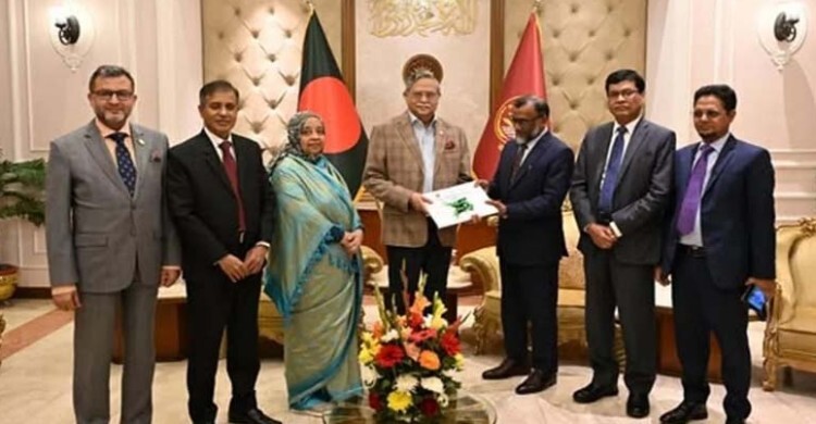 রাষ্ট্রপতির কাছে পে-কমিশন চেয়ারম্যানের প্রতিবেদন পেশ