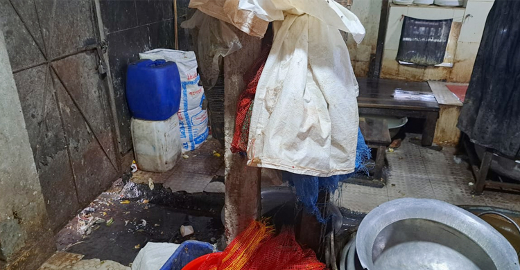 প্রেস ক্লাবে পচা মিষ্টি দেওয়ায় দোকানিকে জরিমানা