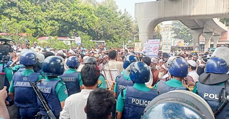 প্রেস ক্লাবের সামনে ইবতেদায়ি শিক্ষকদের পদযাত্রা আটকে দিলো পুলিশ