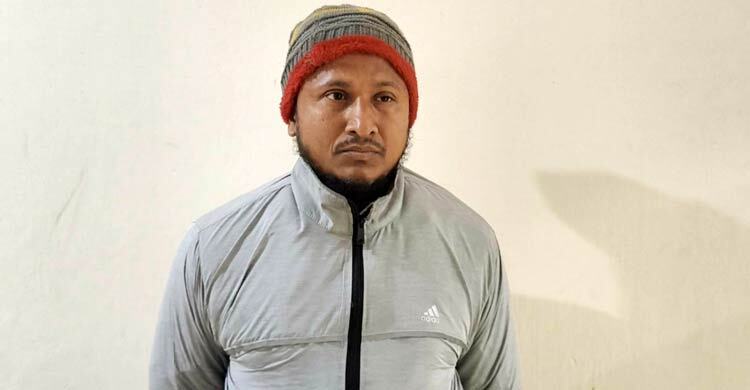 পিরোজপুরে দুটি তক্ষকসহ যুবক আটক