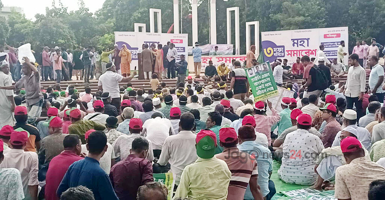 তিন দাবিতে শহীদ মিনারে প্রাথমিক শিক্ষকদের মহাসমাবেশ শুরু