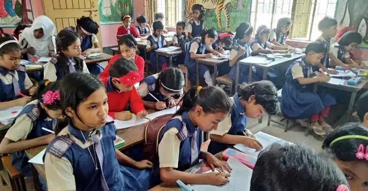 তীব্র গরমে ঝুঁকিতে প্রাথমিক শিক্ষার্থীরা, দুপুর ১২টায় ছুটির দাবি