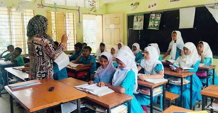 প্রাথমিকে কর্মঘণ্টা বাড়লো, শিক্ষকদের ক্ষোভ