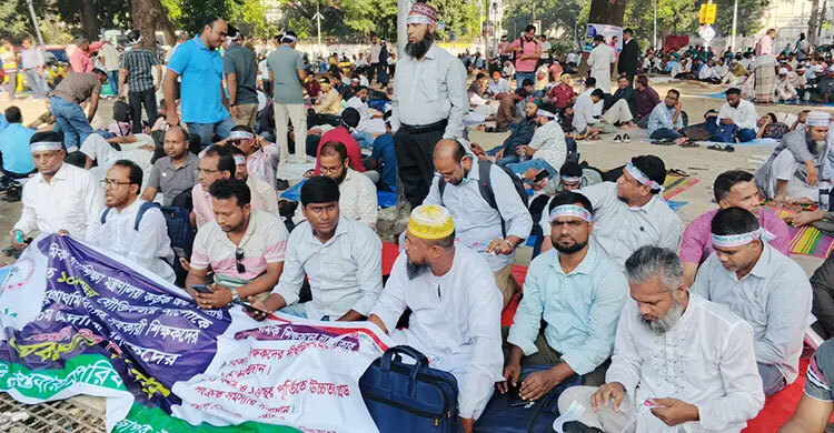 Primary teachers launch nonstop sit-in pressing for three demands