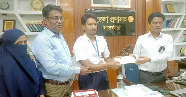 প্রধানমন্ত্রীর শুভেচ্ছা কার্ডে প্রতিবন্ধী আমিনুলের আঁকা ছবি