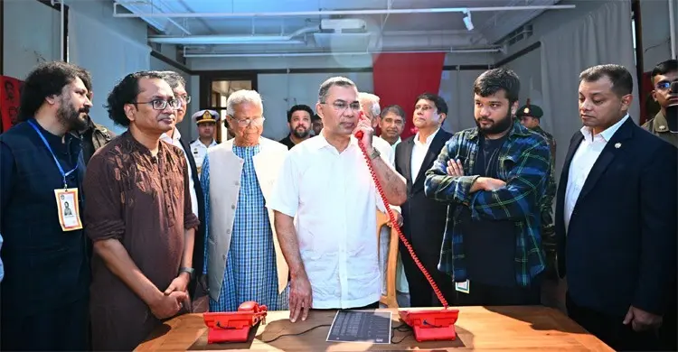 লাল টেলিফোনে সংরক্ষিত শেখ হাসিনার ফোনালাপ শুনলেন প্রধানমন্ত্রী