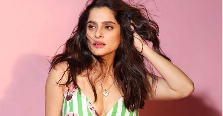 শুটিংয়ে একের পর এক চুমু দেন সহ-অভিনেতা, এ নিয়ে মুখ খুললেন অভিনেত্রী