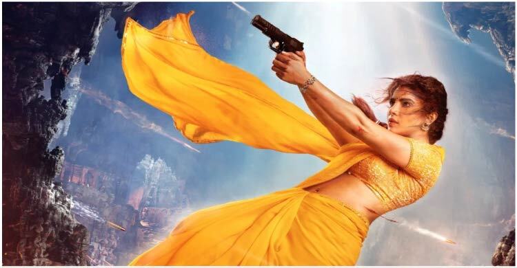 হলুদ শাড়িতে পিস্তল হাতে চমকে দিলেন শক্তিশালী প্রিয়াঙ্কা