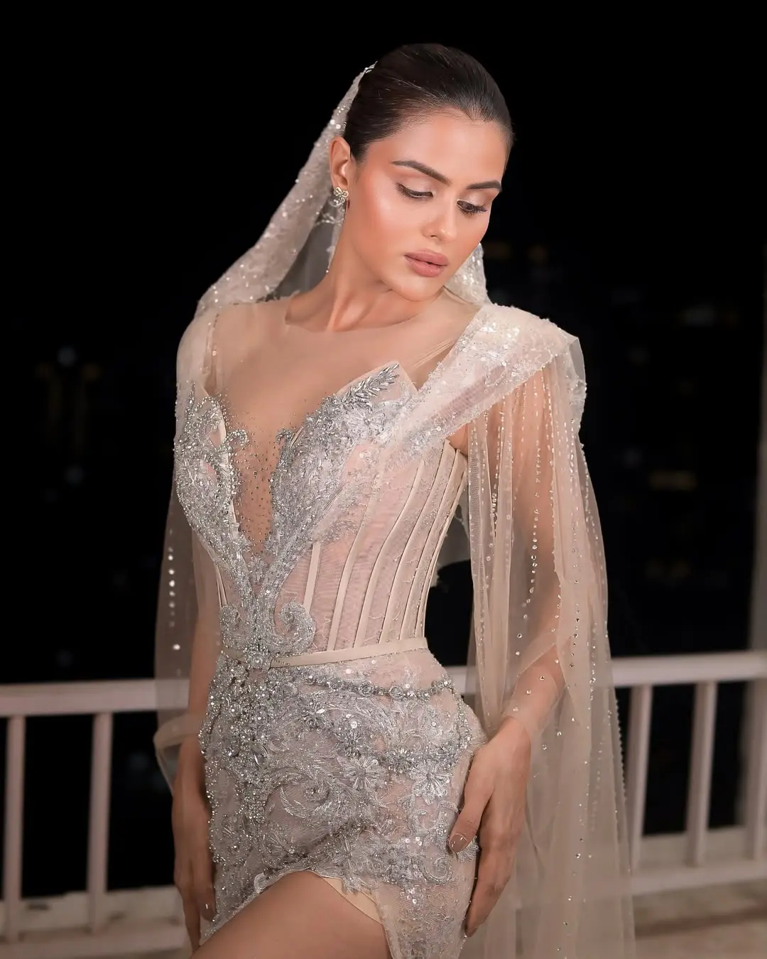 থাই স্লিট ড্রেসে উষ্ণতা ছড়াচ্ছেন প্রিয়াঙ্কা