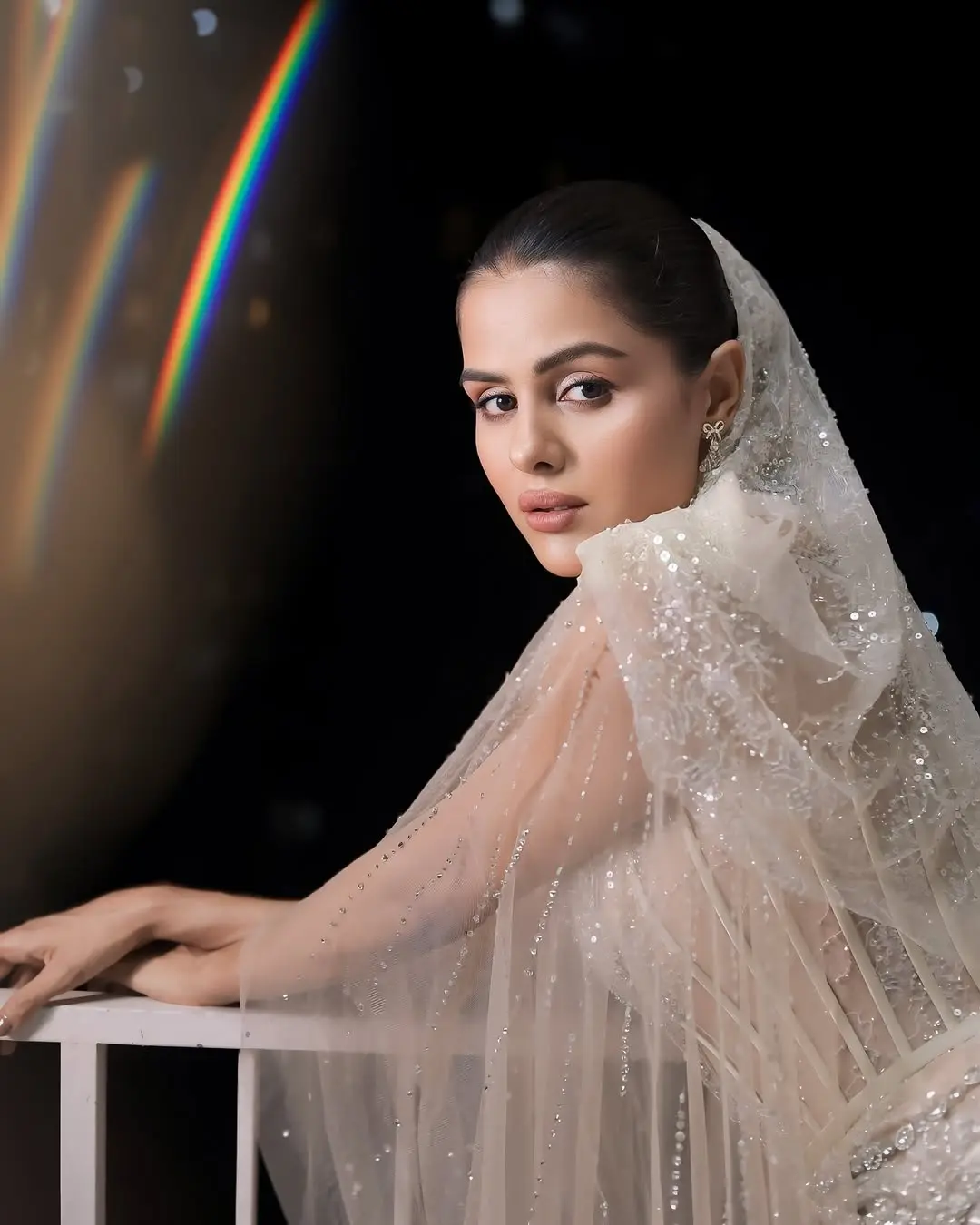 থাই স্লিট ড্রেসে উষ্ণতা ছড়াচ্ছেন প্রিয়াঙ্কা