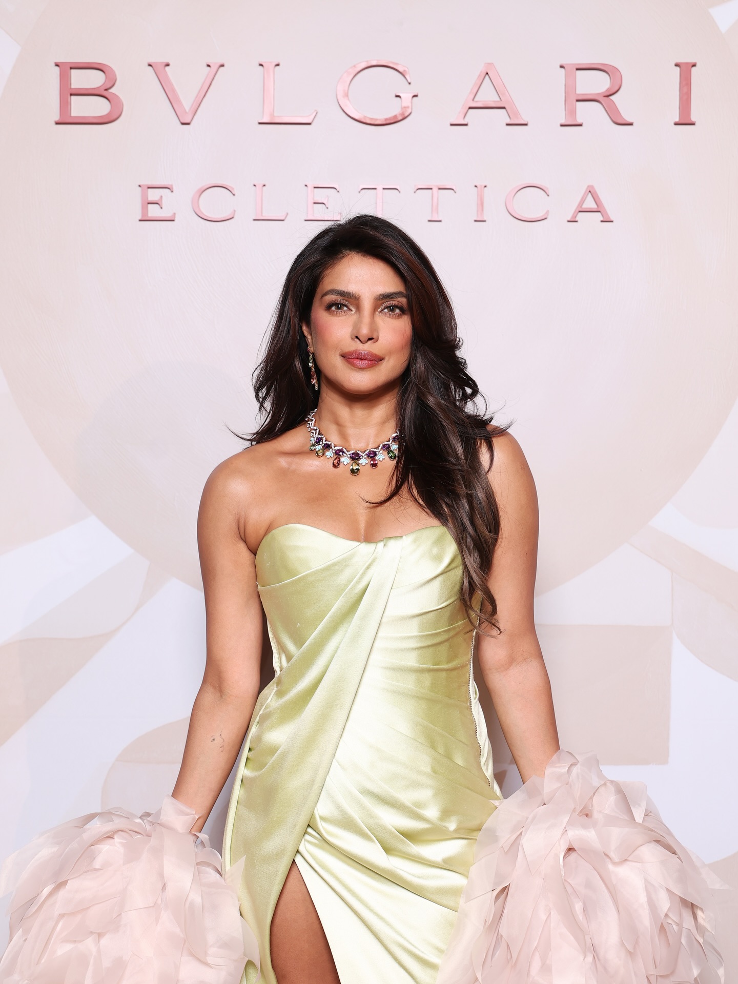 প্রিয়াঙ্কার গ্ল্যামারে থমকে গেল মিলানের মঞ্চ