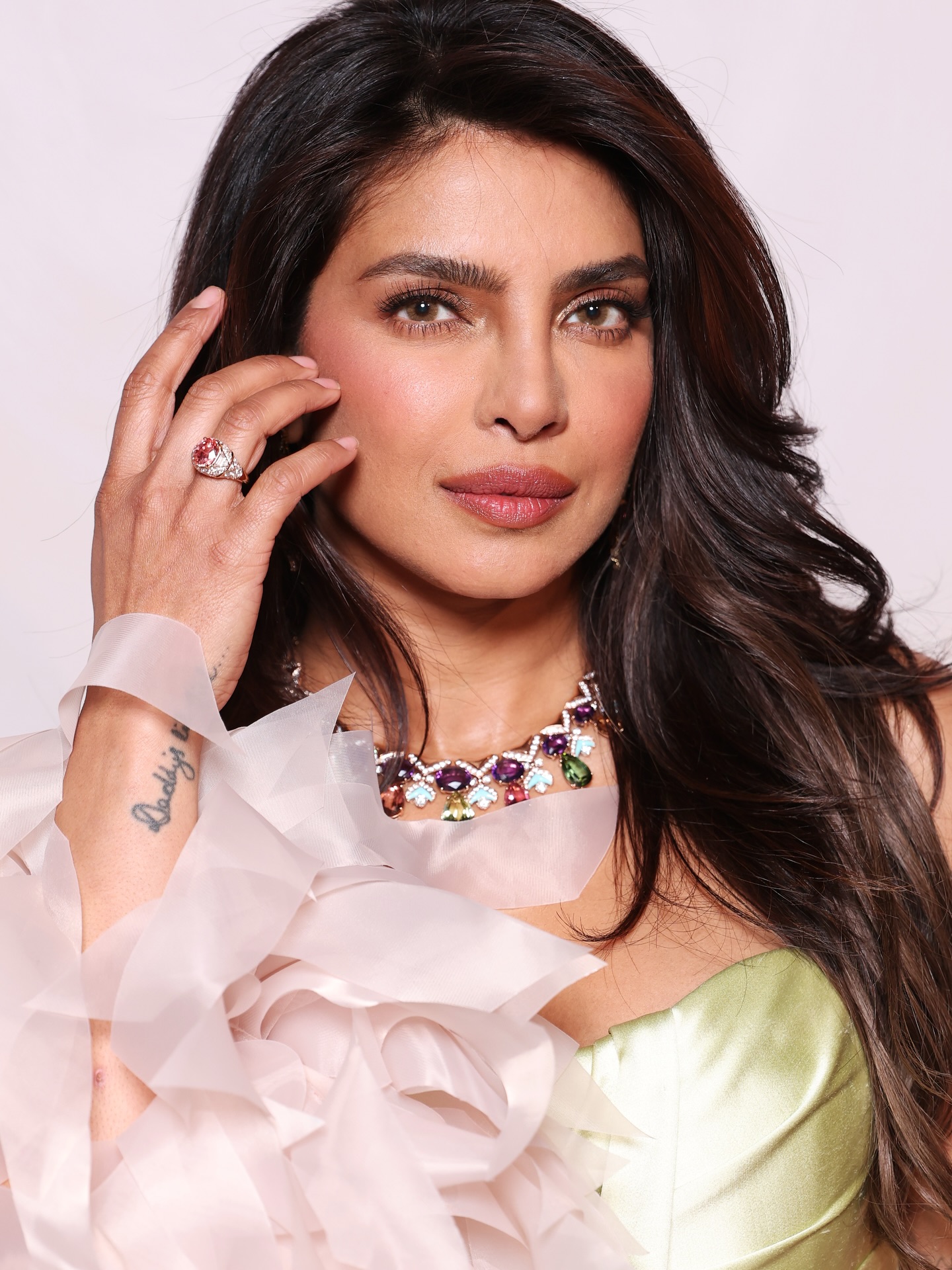 প্রিয়াঙ্কার গ্ল্যামারে থমকে গেল মিলানের মঞ্চ