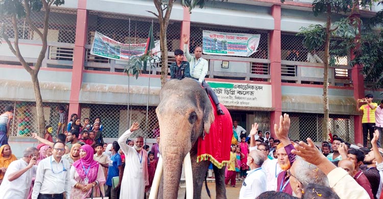 হাতির পিঠে চড়ে অধ্যক্ষের রাজকীয় বিদায়