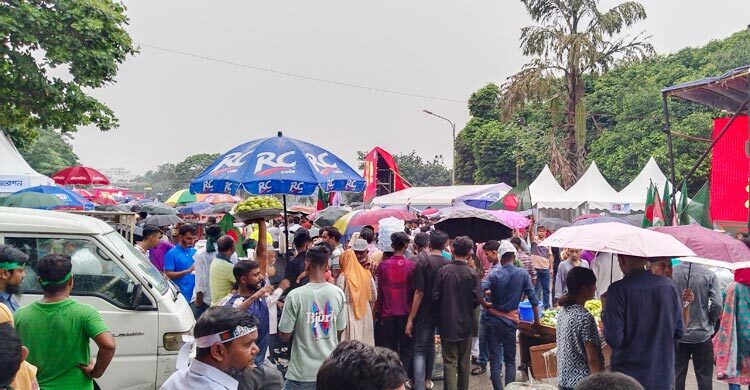 বৃষ্টির বাধা উপেক্ষা করেই ‘জুলাই ঘোষণাপত্র’ পাঠের অপেক্ষায় মানুষ