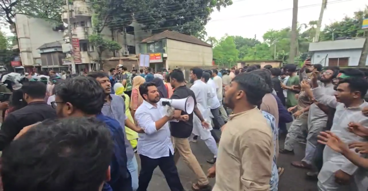 নাহিদ ইসলামের নেতৃত্বে স্লোগানে স্লোগানে মুখরিত ফরিদপুর...!