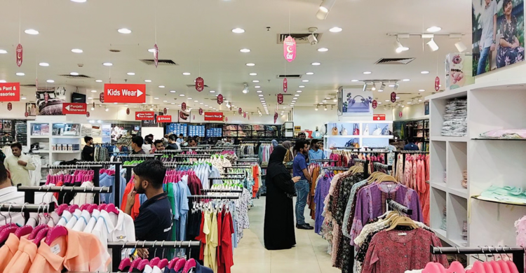 শপিংমলে জমতে শুরু করেছে ঈদের কেনাকাটা