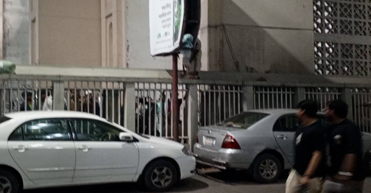 খেলা দেখতে টিকেট ছাড়া দেয়াল টপকে মাঠে প্রবেশ করছে দর্শক