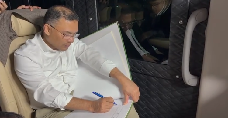 জাতীয় স্মৃতিসৌধের পরিদর্শন বইয়ে স্বাক্ষর করেন তারেক রহমান