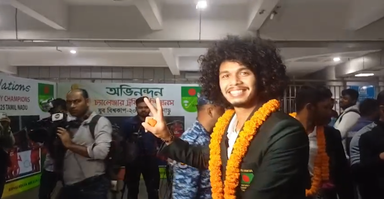 এয়ারপোর্টে হকি খেলোয়ারদের ফুলের মালা দিয়ে বরণ