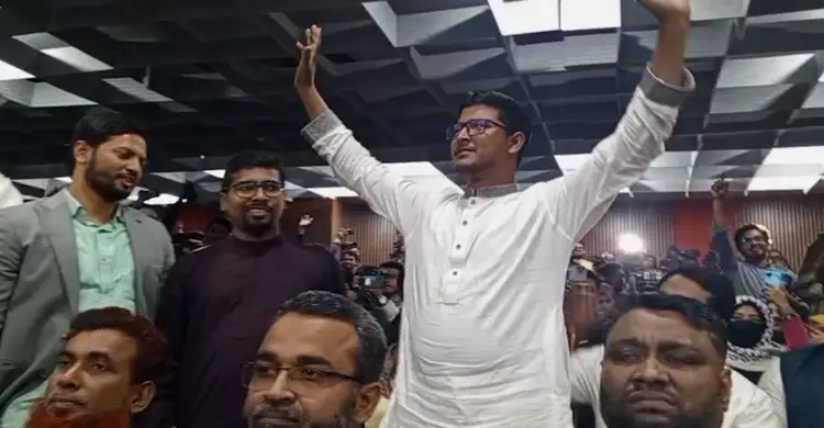 ফলাফল ঘোষণার পরেই কান্নায় ভেঙ্গে পড়লেন শিবির প্যানেলের ভিপি