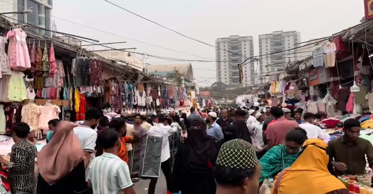 গত বছরের অনিশ্চয়তা কাটিয়ে ঈদ বাজারে নতুন প্রত্যাশা