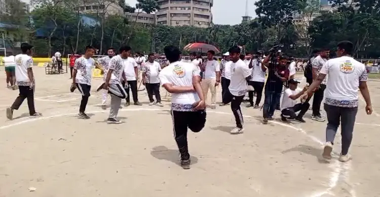 ঐতিহ্যবাহী মোরগ লড়াইয়ে জমে উঠেছে বৈশাখী ক্রীড়া উৎসব