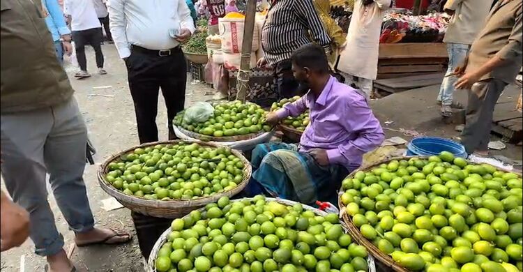 লেবুর দাম কয়েকদিনে বৃদ্ধি পেয়েছে ৪ গুন অভিযোগ ক্রেতাদের