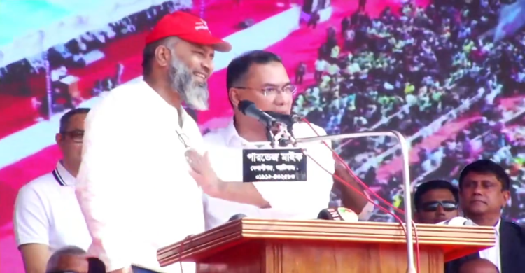 মানুষের ভিড় থেকে একজনকে মঞ্চে ডেকে নিলেন তারেক রহমান