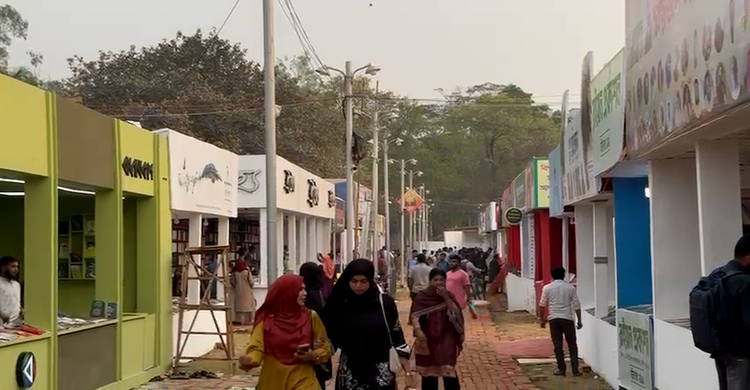 ইফতারের পর প্রাণ ফিরে পায় অমর একুশে বইমেলা