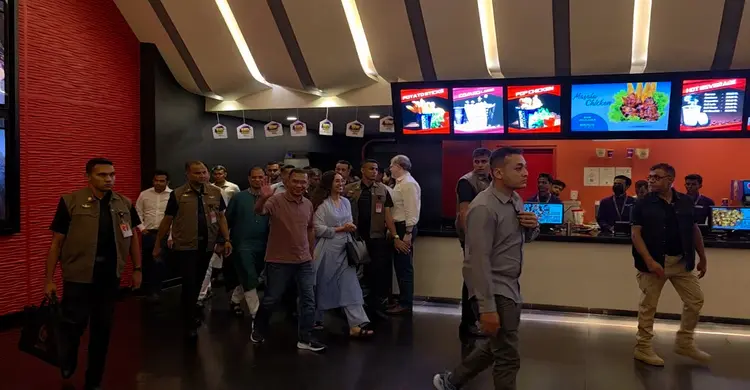 মেয়ে জাইমাকে নিয়ে  'প্রজেক্ট হেইল মেরি' দেখলেন প্রধানমন্ত্রী