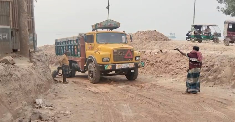 সংস্কার শেষ না হওয়ায়, ঈদযাত্রায় পাটুরিয়া ফেরিঘাটে ভোগান্তির শঙ্কা