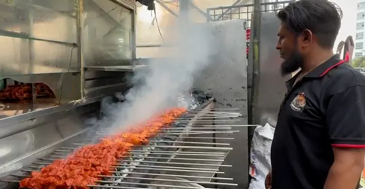 রাজধানীর যে সড়কে রাত পর্যন্ত চলে কাবাবের ধুম