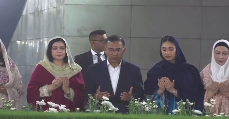 প্রধানমন্ত্রী হয়ে স্বপরিবারে বাবা মার কবর জিয়ারত করলেন তারেক রহমান