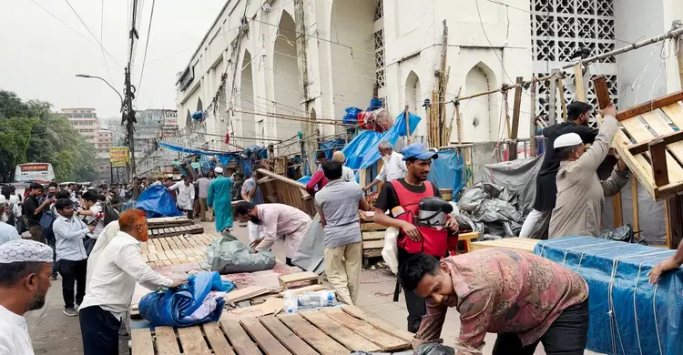উচ্ছেদ অভিযানে খালি ফুটপাত, হকারদের হাহাকার বায়তুল মোকাররমে