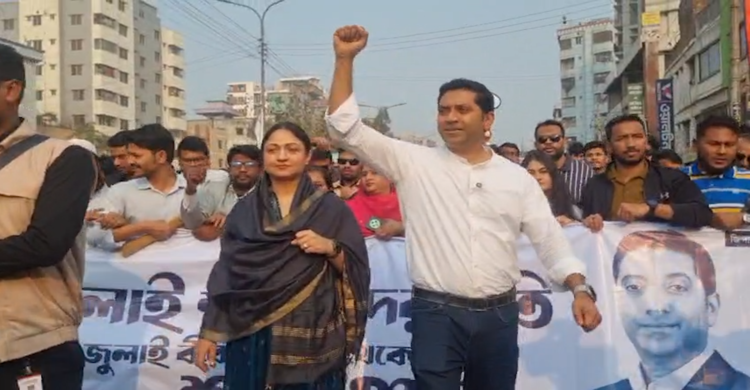 জুলাই যোদ্ধাদের সাথে নিয়ে নির্বাচনি প্রচারণায় ববি হাজ্জাজের গণমিছিল